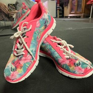 SKECHERS 8.5 Womens lightweight runners